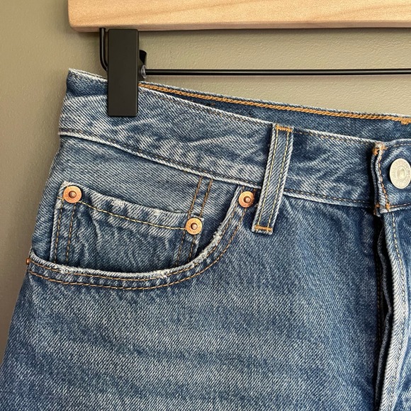 LEVI'S 501 Shorts Back To Your Heart Size 26 Cutoff Light Blue Rinse Distressed - Picture 4 of 16